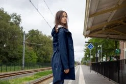 Ralka Regenjas Dames - Mizzle - Marine - Maat 36 22 Ralka Regenjas Dames - Mizzle - Marine - Maat 36 -Regenjas En Paraplu 1200x799 1