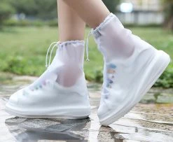 Unisex Waterdichte Overschoenen Met Rits En Aantrekkoord - Maat L 37/38 - Herbruikbaar – Transparant - Anti Slip Regen Overschoen - Schoenhoesjes - Waterdichte Schoenbeschermers - Regenhoes – Schoenovertek - Regenlaarzen -Regenjas En Paraplu 1200x984