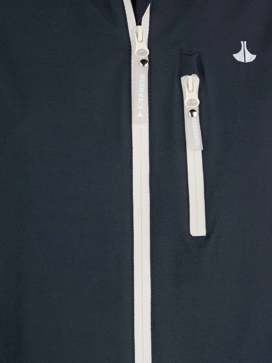 BJØRNSON Iduna Regenjas - Zomerjas - Dames - Waterdicht - Maat 52 - Donkerblauw 6 BJØRNSON Iduna Regenjas - Zomerjas - Dames - Waterdicht - Maat 52 - Donkerblauw - Afbeelding 4